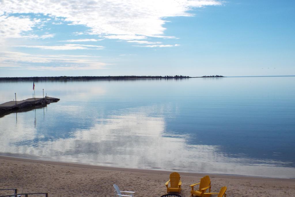 Beachfront Inn Бейлис-Харбор Экстерьер фото