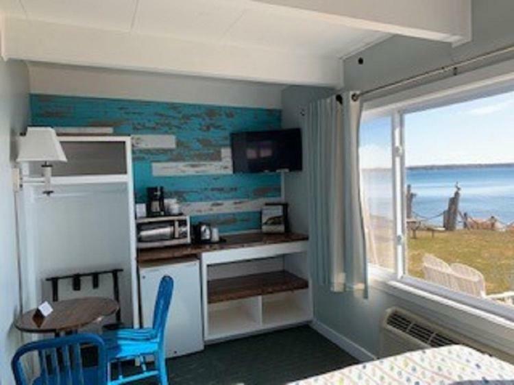 Beachfront Inn Бейлис-Харбор Экстерьер фото