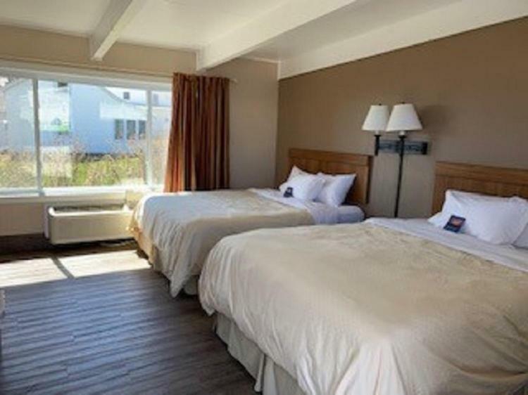 Beachfront Inn Бейлис-Харбор Экстерьер фото