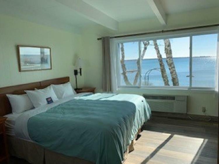 Beachfront Inn Бейлис-Харбор Экстерьер фото