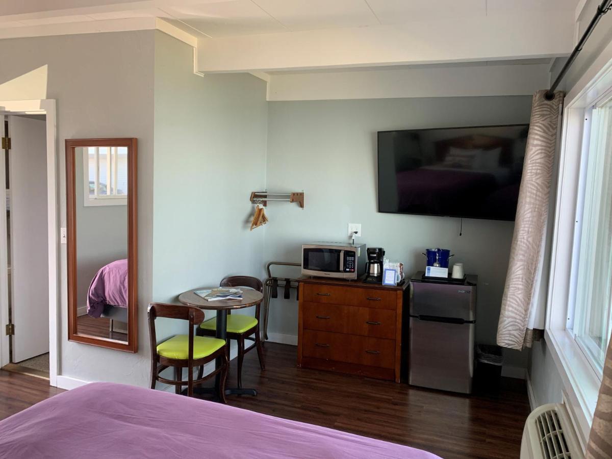 Beachfront Inn Бейлис-Харбор Экстерьер фото